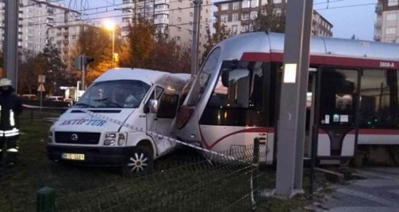 Öğrenci servisi ile tramvay çarpıştı: 7 yaralı