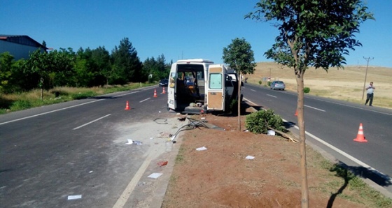 Öğrenci servisi takla attı: 13 yaralı