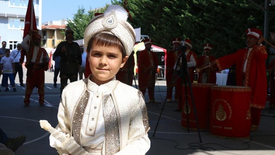 Öğrenciler okula 'Amin Alayı' etkinliği ile başladı