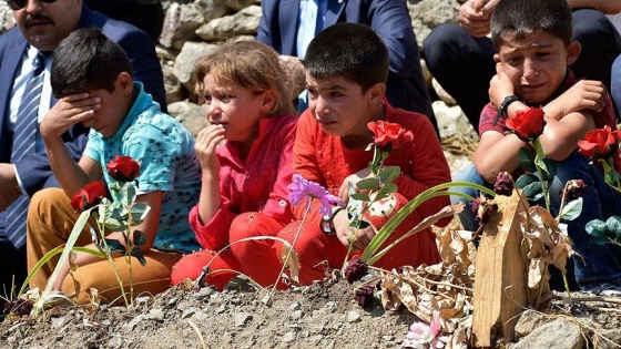 Öğrencileri şehit öğretmenin kabri başında