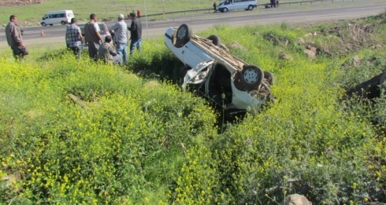 Öğrencilerin bulunduğu araca çarpan otomobil takla attı