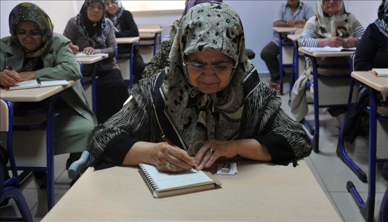 Öğretmen babanın okula göndermediği kızı, 60 yıl sonra okuma öğreniyor