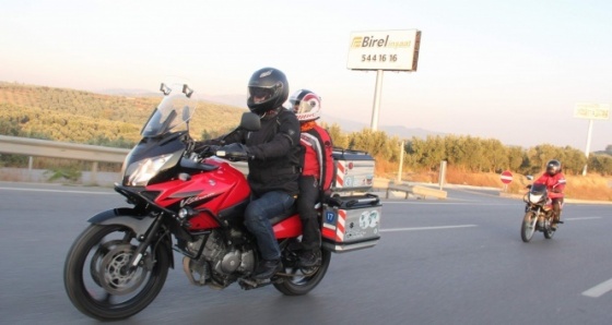 Öğretmen çift motosikletle 60 kilometre yol kat ederek okula gidiyor