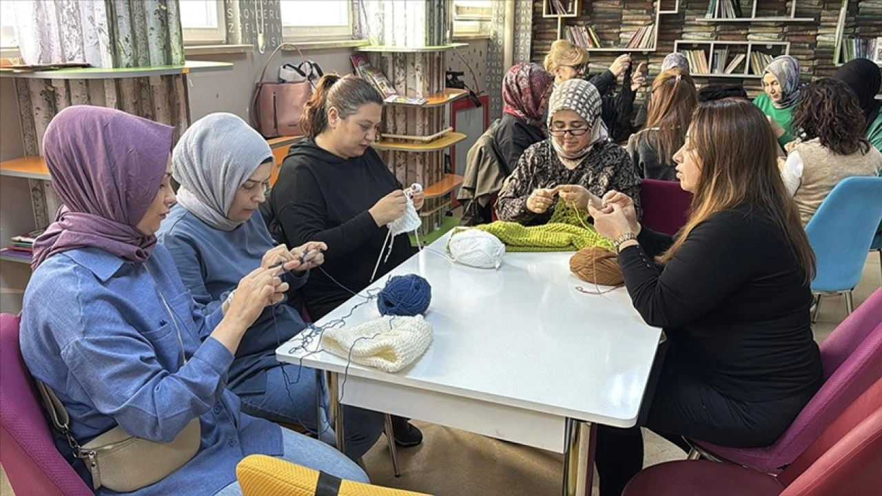 Öğretmen ve velilerin ördüğü ürünler, huzurevi sakinlerini ısıtacak