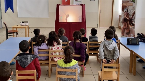 Okul müdürü Kovid-19 tedbirlerini öğrencilere Karagöz oyunu ile anlatıyor