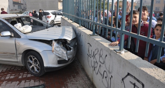 Okul önünde kaza dehşeti: 3 yaralı