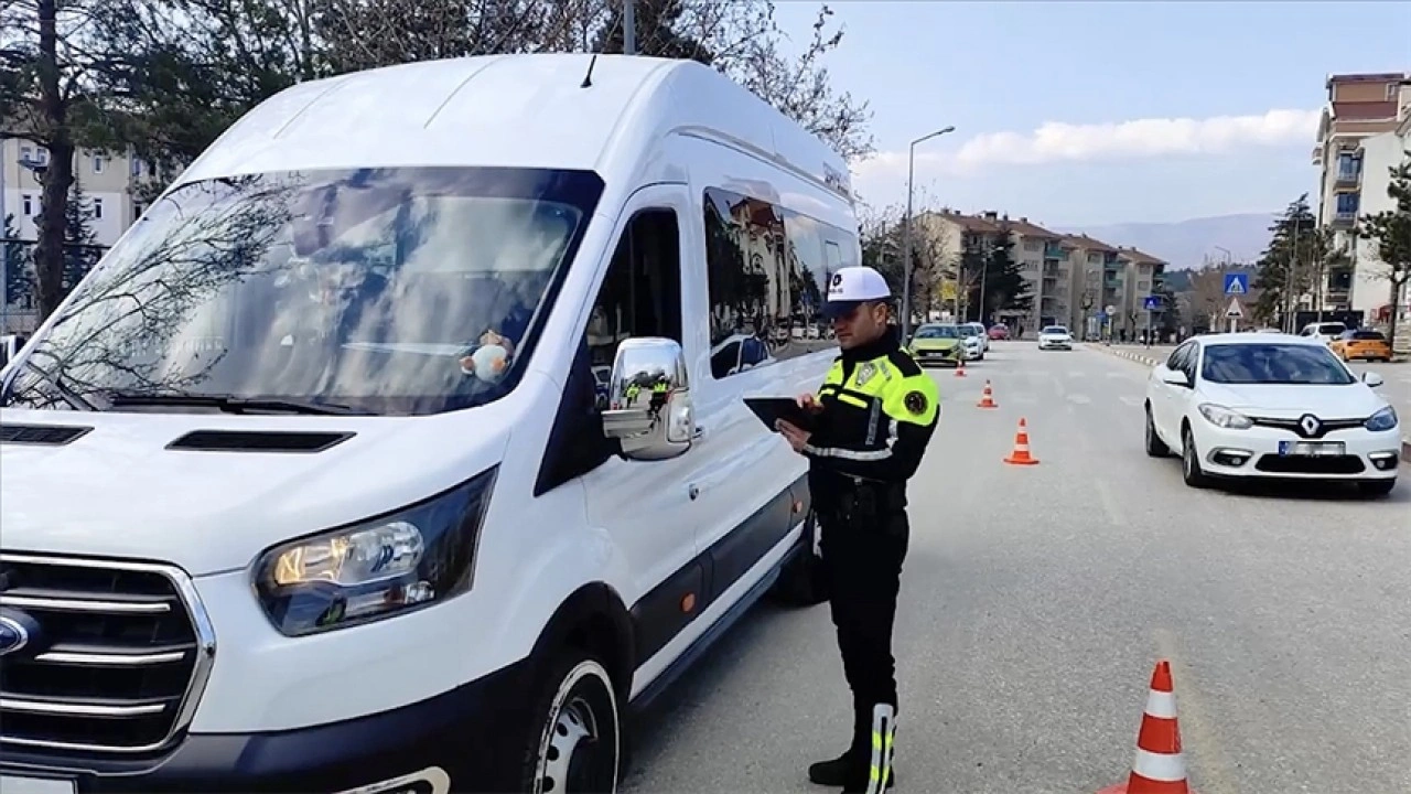 Okul servis araçlarına yönelik denetimlerde 12 bin 928 sürücüye işlem yapıldı