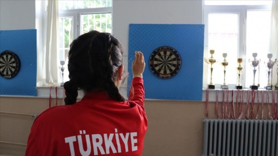 Okul yemekhanesindeki dart tahtasından madalya çıkardı