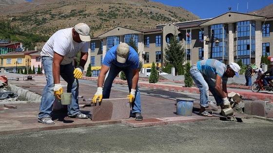 Okulların bakım onarımını Ahıska Türkleri yaptı