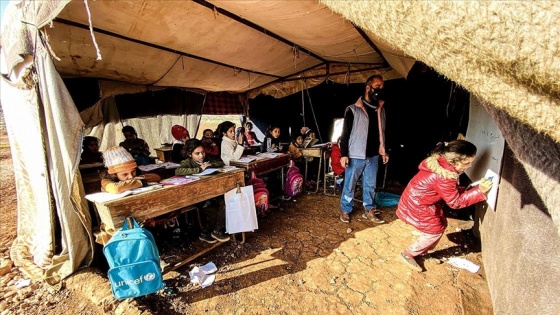 Okulsuz kalan İdlibli çocuklar barındıkları çadırları sınıfa çeviriyor