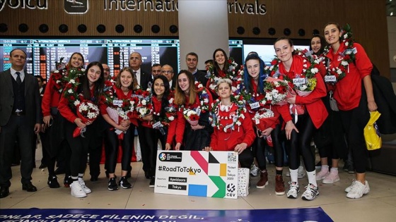 Olimpiyat vizesi alan A Milli Kadın Voleybol Takımı İstanbul'da coşkuyla karşılandı