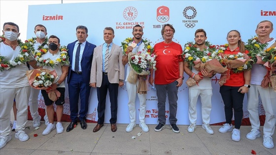 Olimpiyatta bronz madalya kazanan Arıcan'ın da aralarında olduğu cimnastikçiler, İzmir'e geldi