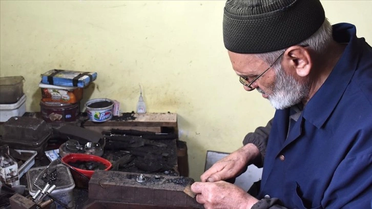 Oltu taşını yarım asırdır ilk günkü heyecanla tespihe dönüştürüyor