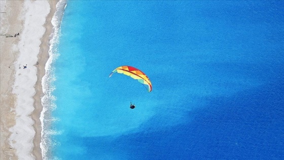 Ölüdeniz'in 'renkli aksesuarları' adrenalin tutkunlarına gökyüzünden eşsiz manzaralar