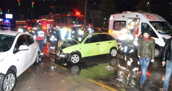 Önce aydınlatma direğine sonra otomobile çarptı: 8 Yaralı