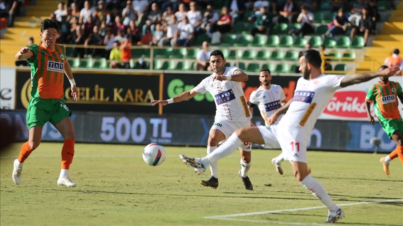 Onvo Antalyaspor Corendon Alanyaspor'u 2-1 mağlup etti