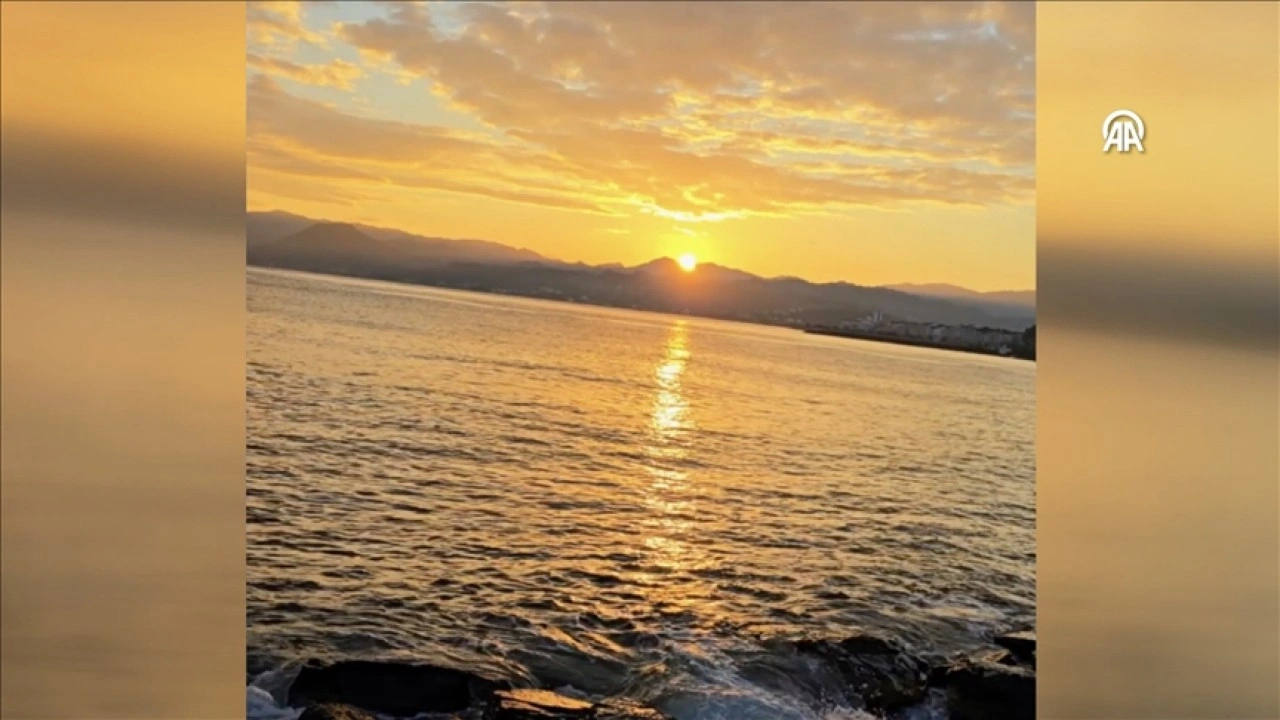 Ordu'da gün doğumunda bulutlara ay yıldız silüeti yansıdı