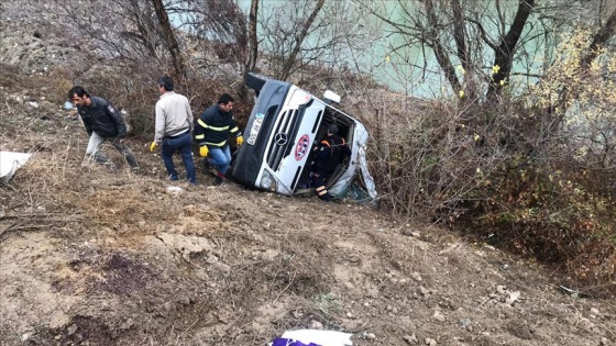 Ordu'dan Yozgat'a maça giden hentbol takımını taşıyan minibüs devrildi