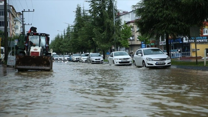 Ordu'nun Altınordu ilçesinde şiddetli yağış su baskınlarına neden oldu