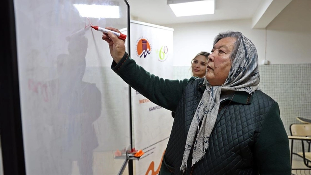 Örgün eğitim hayalini 76 yaşında "Tazelenme Üniversitesi" ile gerçekleştirdi