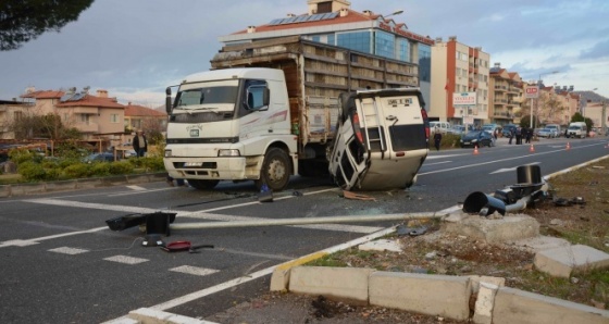 Ortaca’da takla atan araç kamyonun altında kaldı; 2 yaralı