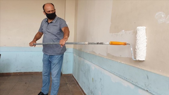 Osmaniye'de fedakar öğretmenler okulun duvarlarını boyadı sıralarını tamir etti