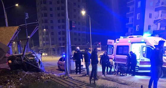 Osmaniye'de iki otomobil kafa kafaya çarpıştı 4 yaralı