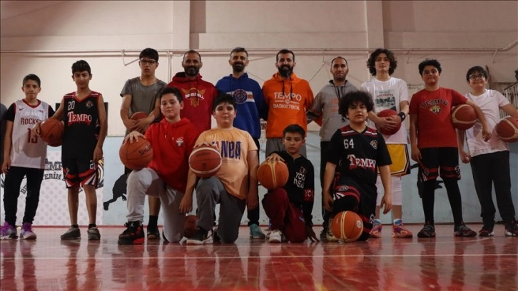 Osmaniye'de afeti yaşayan antrenörler, depremzede çocukları basketbolla motive ediyor