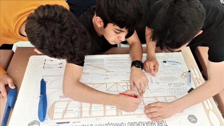 Osmaniye'de depremzede çocuklar maket uçak yapımını öğreniyor