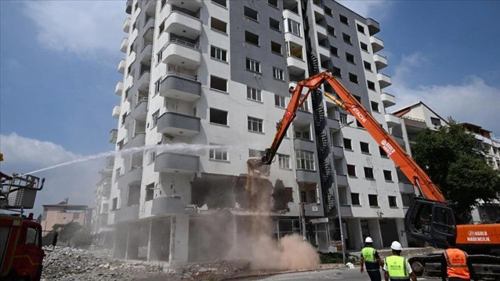 Osmaniye'deki ağır hasarlı binaların yıkımı 1,5 ay içinde tamamlanacak