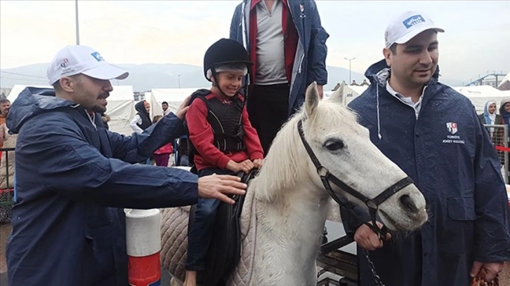 Osmaniye'deki çadır kentte çocuklara ponylerle "atlı terapi"