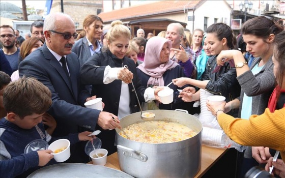 Osmanlı coğrafyasındaki 9 ülkede 40 bin kişiye aşure dağıtıldı