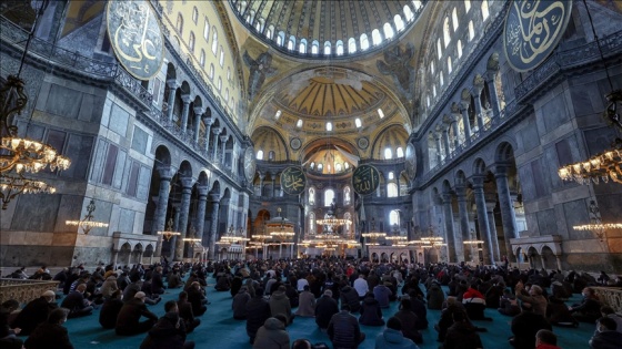 Osmanlı Hanedan Reisi Osmanoğlu için Ayasofya-i Kebir Camii'nde gıyabi cenaze namazı kılındı