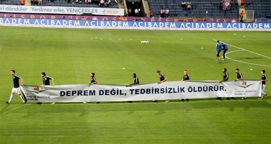 Osmanlıspor ile Galatasaray maçında 17 Ağustos depremi unutulmadı