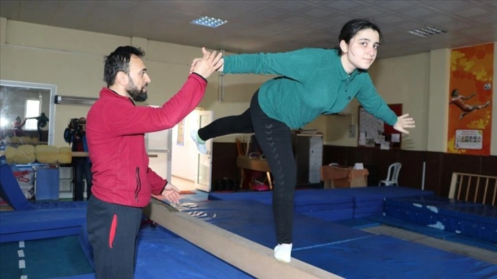 Otizmli Betül, hobi amaçlı başladığı jimnastikte ikinci Türkiye şampiyonluğunun peşinde