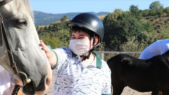 Otizmli çocuktan etkilenip kurduğu tesiste 'özel' çocukları atla terapi ediyor