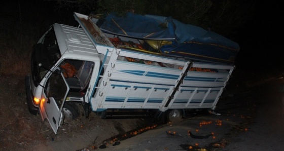 Otobanda durmaya çalışan kamyona TIR çarptı: 2 yaralı