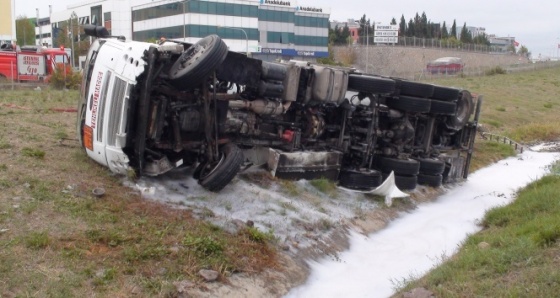 Otobanda mazot yüklü kamyon devrildi