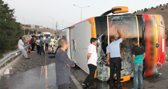 Otobüs bariyerlere çarparak devrildi: 27 yaralı