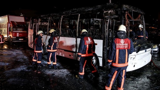 Otobüs durağında park halinde bulunan bir otobüs kundaklandı