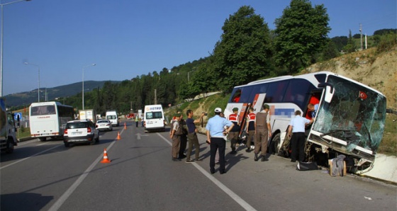 Otobüs refüje çarptı: 40 yaralı