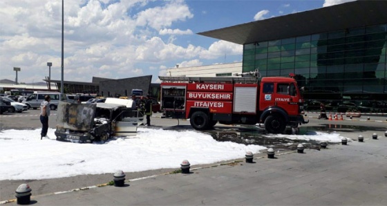 Otobüs terminalinde park halindeki otomobil yandı