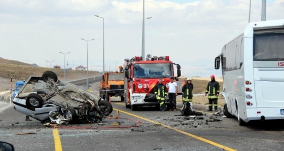 Otobüsle çarpışan otomobil takla attı: 1 ölü, 4 yaralı