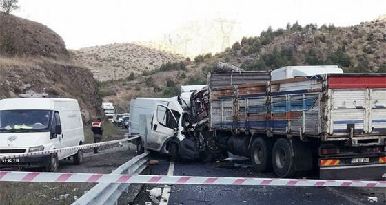 Otobüsle, kamyon kafa kafaya çarpıştı: 1 ölü