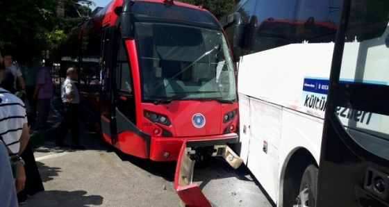 Otobüsle tramvay çarpıştı, trafik kilitlendi