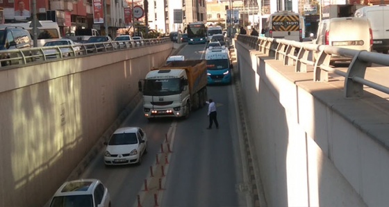 Otobüsü arızalanan muavin alt geçidi trafiğe kapattı