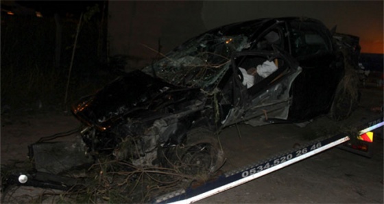 Otomobil ağaca çarpıp takla attı: 1 ölü, 1 yaralı