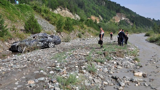 Otomobil dereye devrildi: 3 ölü, 3 yaralı