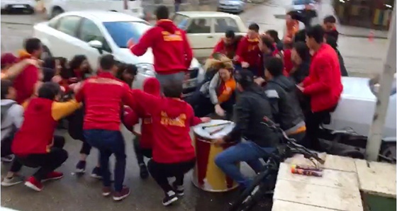 Otomobil, Galatasaraylı taraftarların arasına daldı! O anlar kamerada...