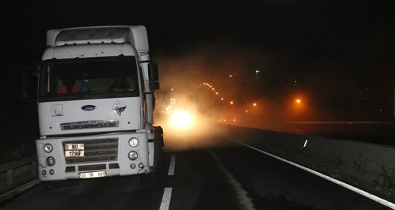 Otomobil Hidroklorik asit yüklü tıra çarptı: Ankara yolu kapatıldı